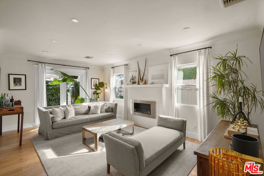 Photo of 927 N Vista Street, Los Angeles, CA 90046 (MLS # 25589265)