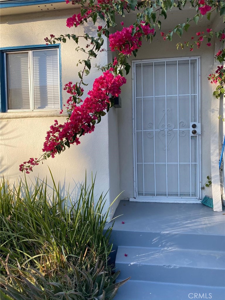 Ready to move in Unit. Very quiet area and close to all of shopping malls.