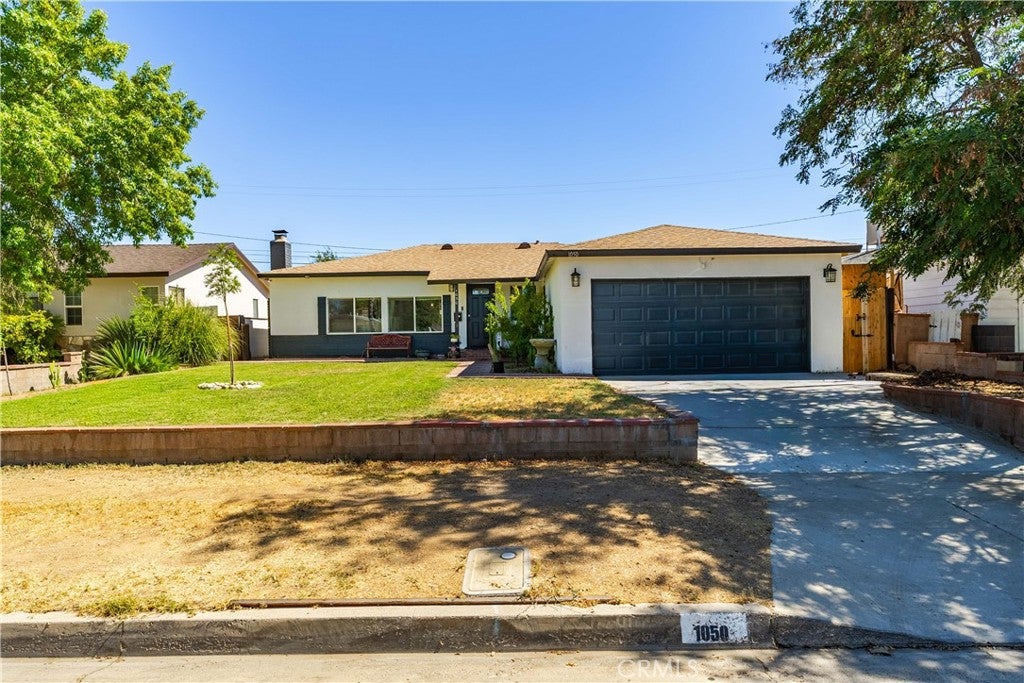 Photo of 1050 W Avenue J6, Lancaster, CA 93534 (MLS # SR26168102)