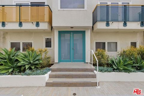 Tiny photo for 811 21st Street #5, Santa Monica, CA 90403 (MLS # 26724667)