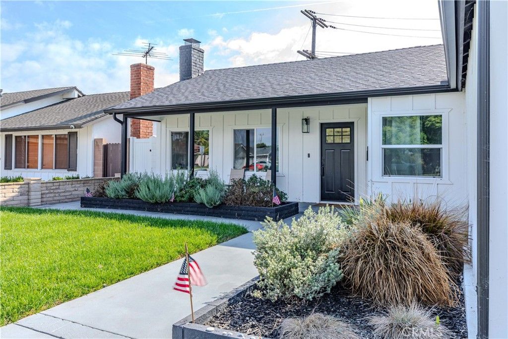 Photo of 6082 Royalist Dr, Huntington Beach, CA 92647 (MLS # OC26053271)