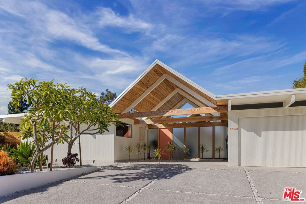 Photo of 1407 Ellsworth Court, Thousand Oaks, CA 91360 (MLS # 26658717)