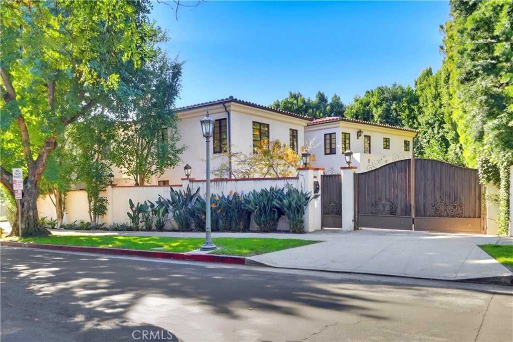 Photo of 1805 Outpost Dr DR, Los Angeles, CA 90068 (MLS # AR26189772)