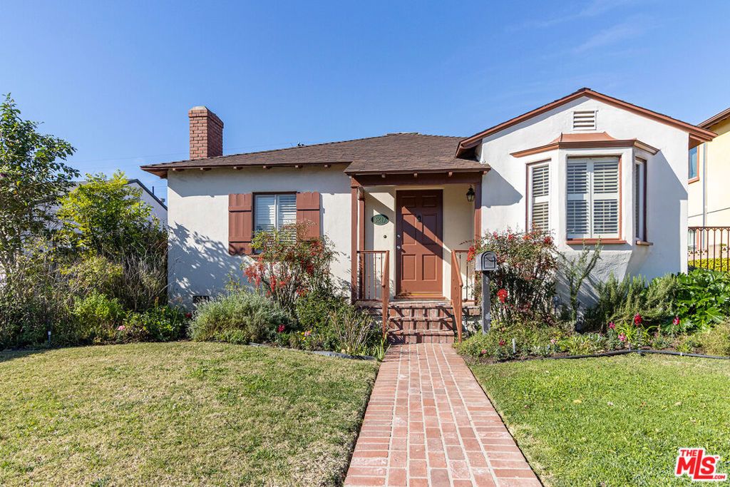 Photo of 3217 Oakhurst Avenue, Los Angeles, CA 90034 (MLS # 26634719)