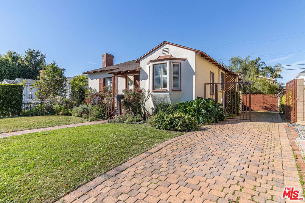 Photo of 3217 Oakhurst Avenue, Los Angeles, CA 90034 (MLS # 26634719)