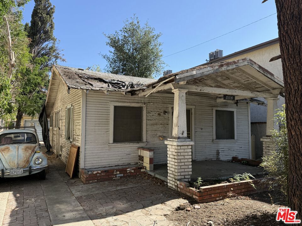 Main image without alt text