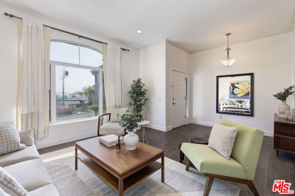 1007 Figueroa Terrace B