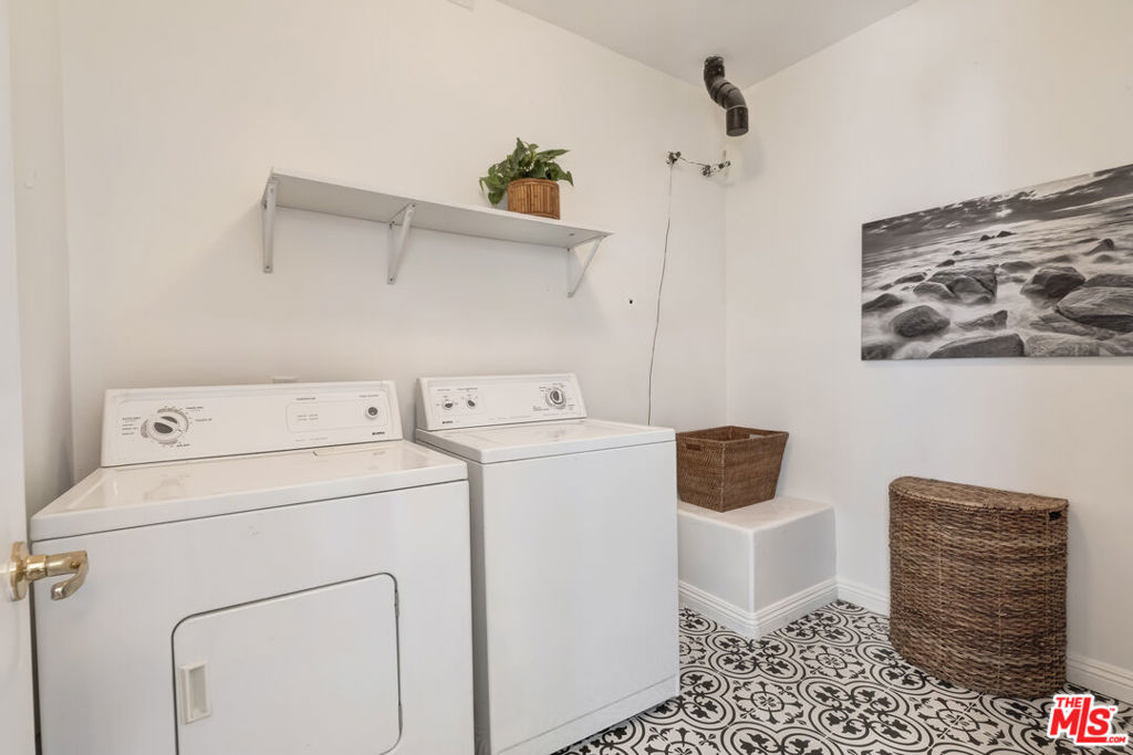 1007 Figueroa Terrace B