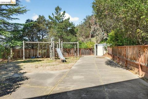 Tiny photo for 10565 10565 Englewood Drive Dr, Oakland, CA 94605 (MLS # 41126343)