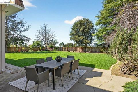 Tiny photo for 10565 10565 Englewood Drive Dr, Oakland, CA 94605 (MLS # 41126343)