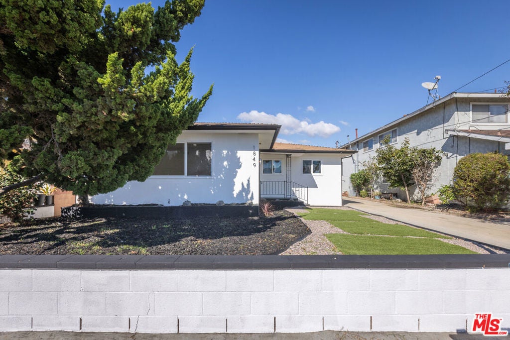 1849 W Gardena Boulevard