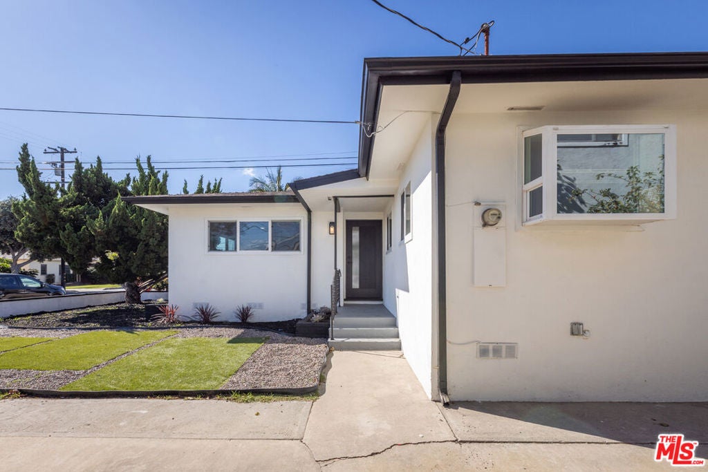 1849 W Gardena Boulevard