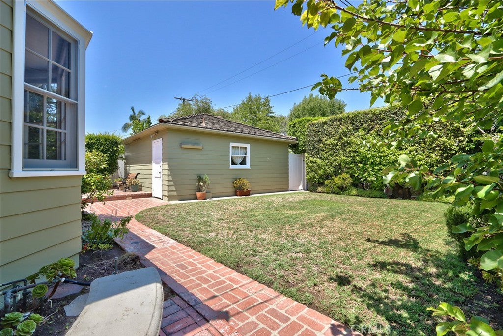 1505 E Armando