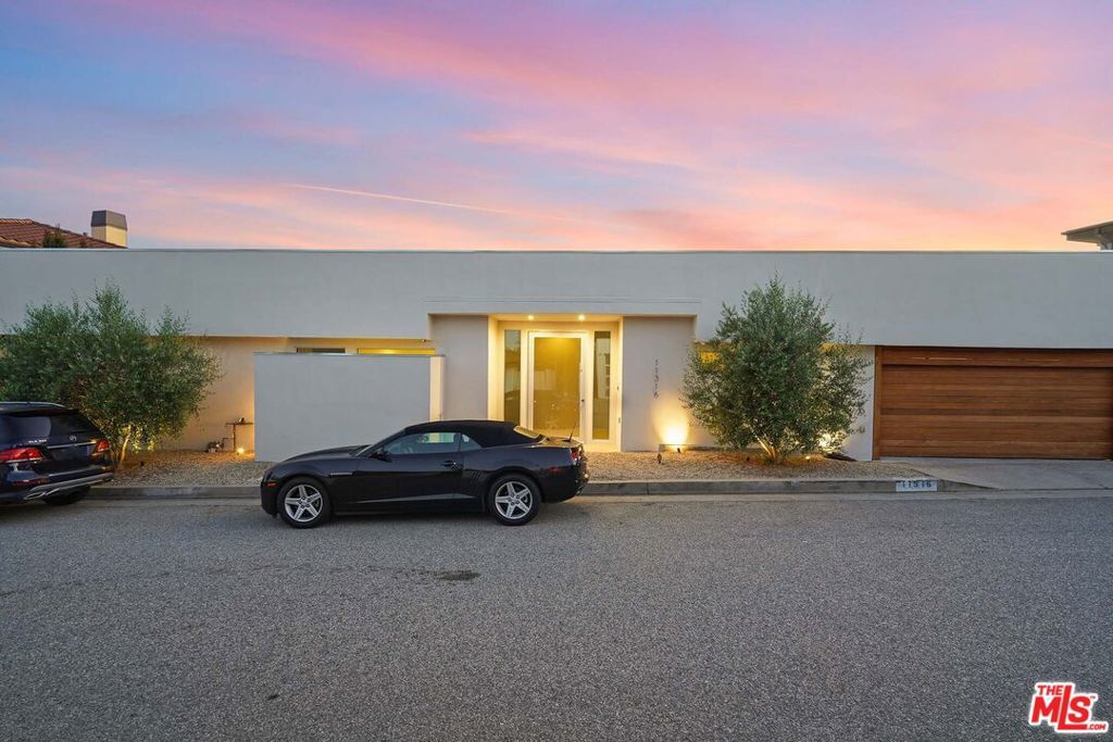 Photo of 11316 Chalon Road, Los Angeles, CA 90049 (MLS # 25581173)
