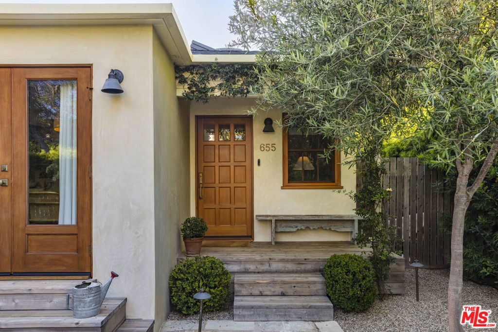 655 Angelus Place