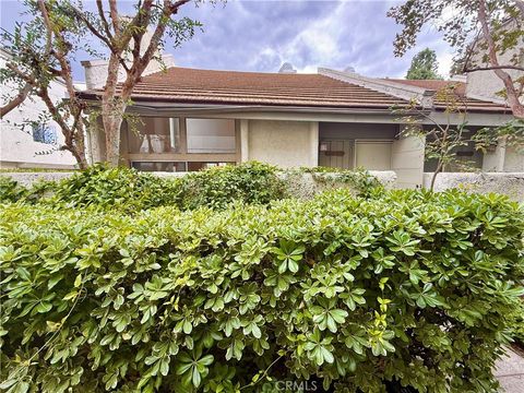 Photo of 11738 Moorpark Street #A, Studio City, CA 91604 (MLS # SR26097137)