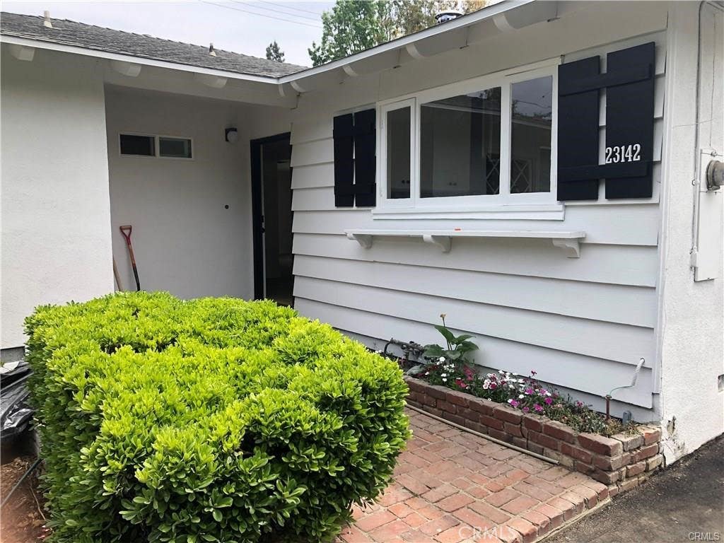 Photo of 23142 Dolorosa, Woodland Hills, CA 91367 (MLS # SR26167619)