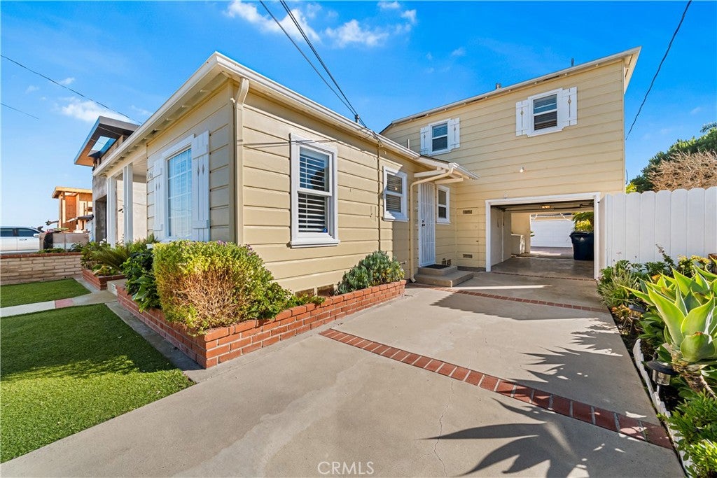 787 W 27th