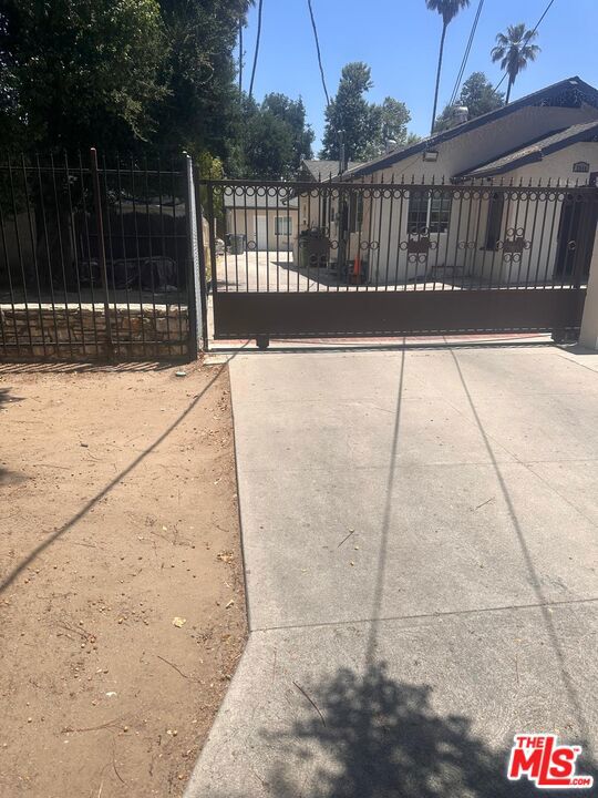 Beautifully Remodeled apartment. Spacious & Convenient! Fully remodeled 1-bedroom, 1-bath in prime Canoga Park location. Features a generous floor plan with a spacious walk-in closet, modern finishes, and abundant natural light. Enjoy the convenience of assigned parking and being just minutes from shopping, dining, public transportation, and all the essentials. Perfect for comfortable living in a central location!