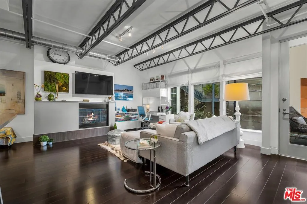 Los Angeles, California 90046, United States, 1 Bedroom Bedrooms, ,2 BathroomsBathrooms,Residential,Active,187079