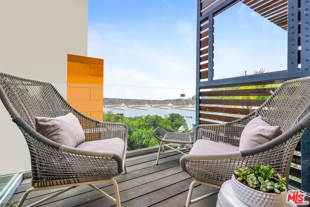 Los Angeles, California 90046, United States, 1 Bedroom Bedrooms, ,2 BathroomsBathrooms,Residential,Active,187079