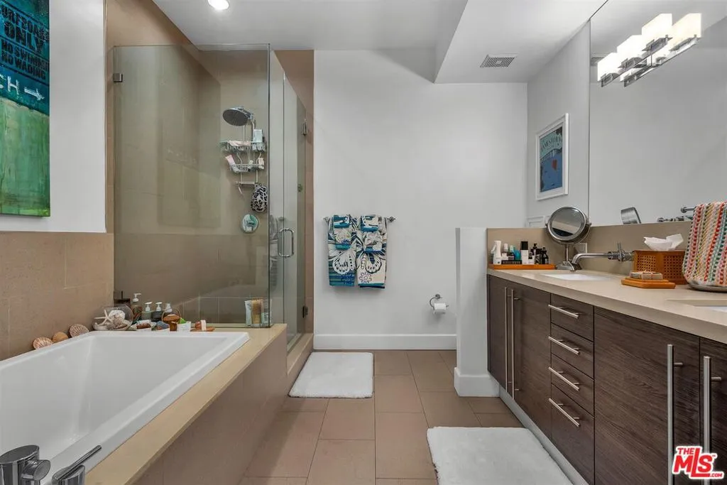 Los Angeles, California 90046, United States, 1 Bedroom Bedrooms, ,2 BathroomsBathrooms,Residential,Active,187079