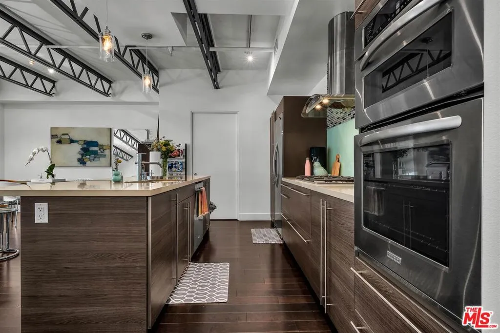 Los Angeles, California 90046, United States, 1 Bedroom Bedrooms, ,2 BathroomsBathrooms,Residential,Active,187079