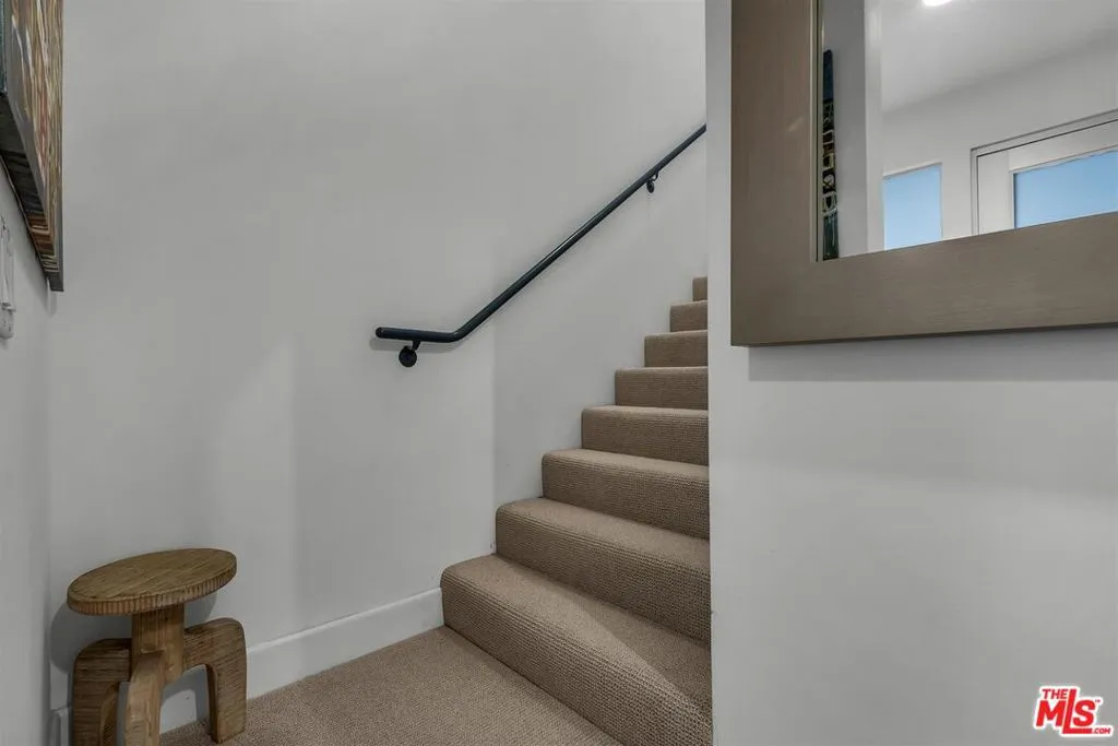 Los Angeles, California 90046, United States, 1 Bedroom Bedrooms, ,2 BathroomsBathrooms,Residential,Active,187079