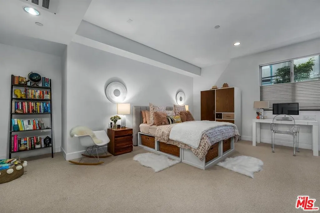 Los Angeles, California 90046, United States, 1 Bedroom Bedrooms, ,2 BathroomsBathrooms,Residential,Active,187079