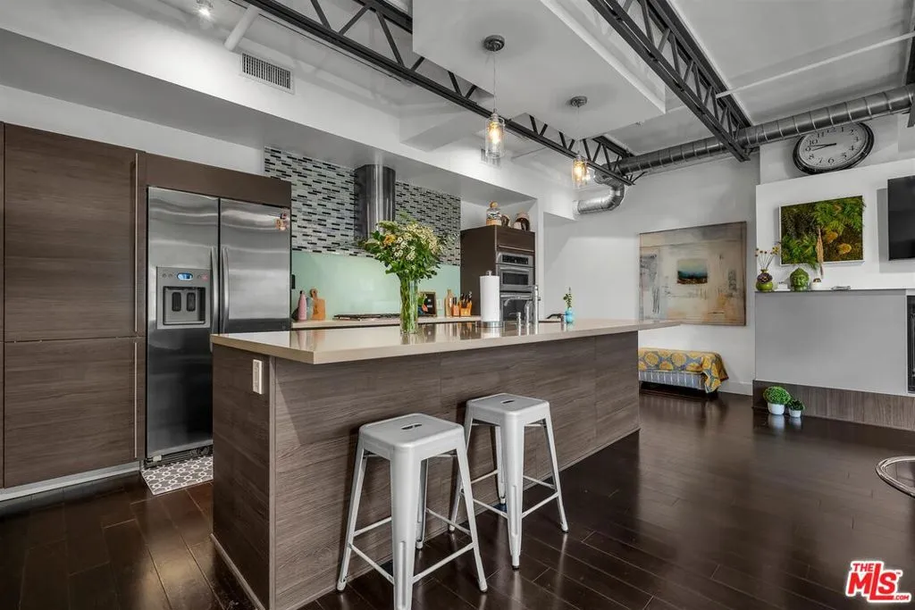 Los Angeles, California 90046, United States, 1 Bedroom Bedrooms, ,2 BathroomsBathrooms,Residential,Active,187079