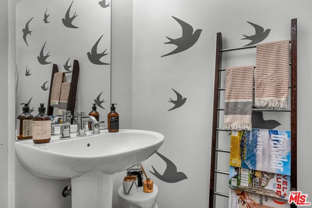 Los Angeles, California 90046, United States, 1 Bedroom Bedrooms, ,2 BathroomsBathrooms,Residential,Active,187079