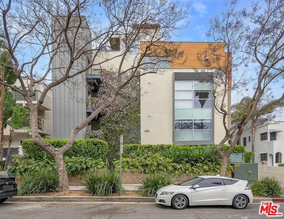 Los Angeles, California 90046, United States, 1 Bedroom Bedrooms, ,2 BathroomsBathrooms,Residential,Active,187079