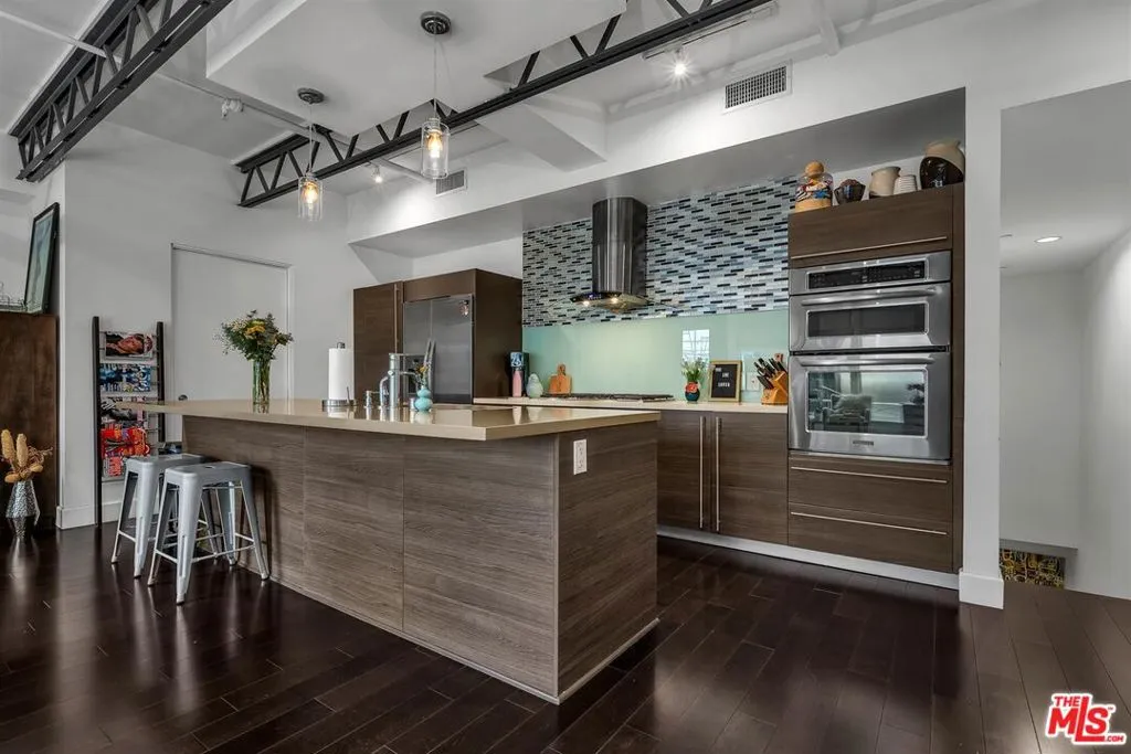 Los Angeles, California 90046, United States, 1 Bedroom Bedrooms, ,2 BathroomsBathrooms,Residential,Active,187079