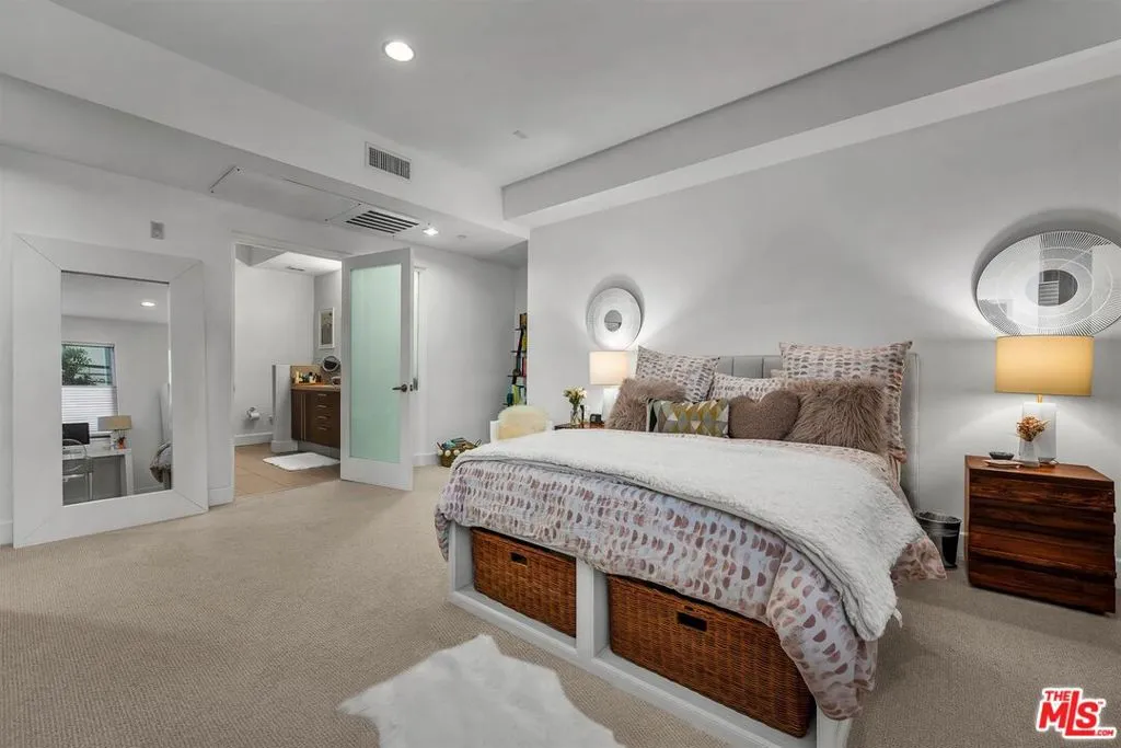 Los Angeles, California 90046, United States, 1 Bedroom Bedrooms, ,2 BathroomsBathrooms,Residential,Active,187079