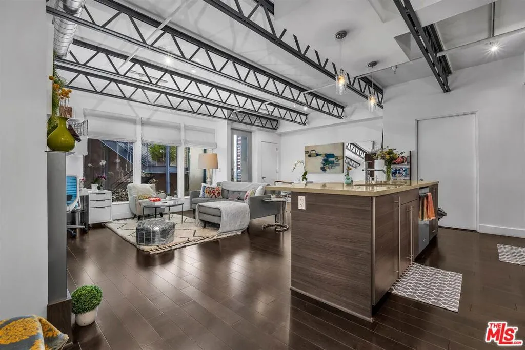 Los Angeles, California 90046, United States, 1 Bedroom Bedrooms, ,2 BathroomsBathrooms,Residential,Active,187079