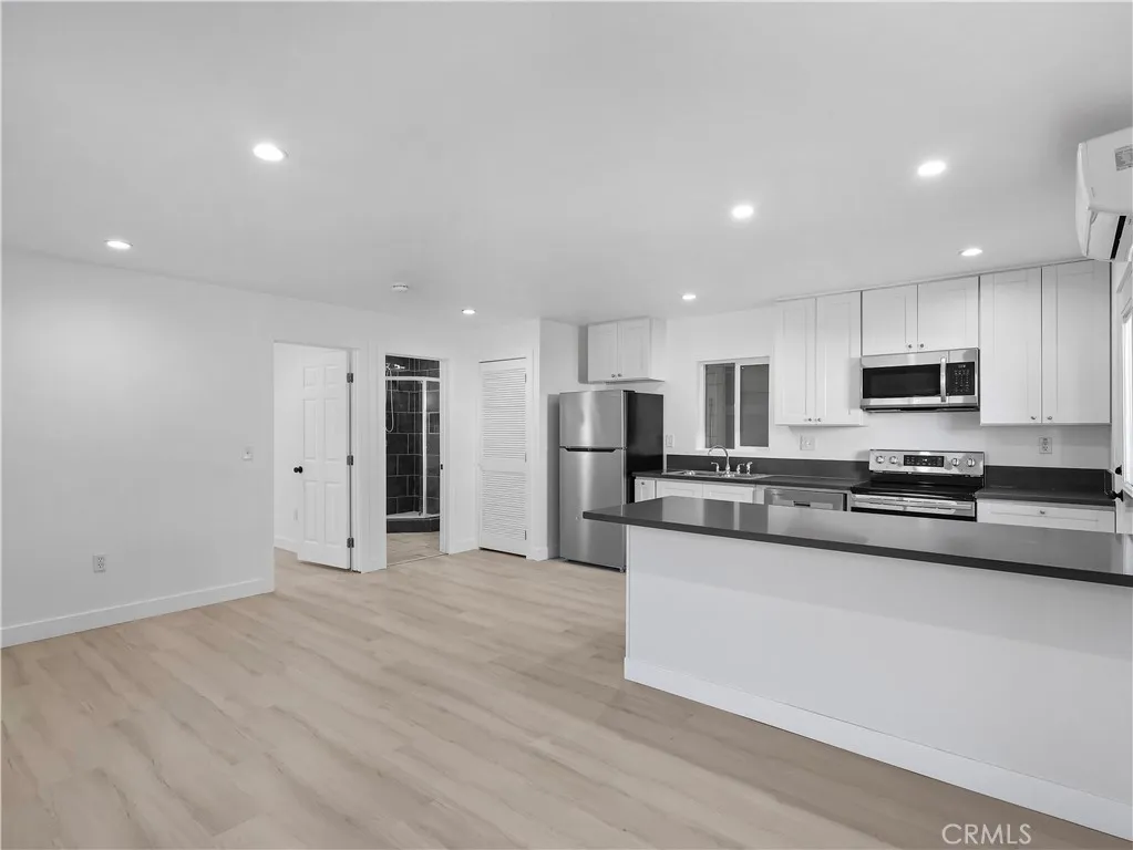 Northridge, California 91325, United States, 1 Bedroom Bedrooms, ,1 BathroomBathrooms,Residential,Active,253013