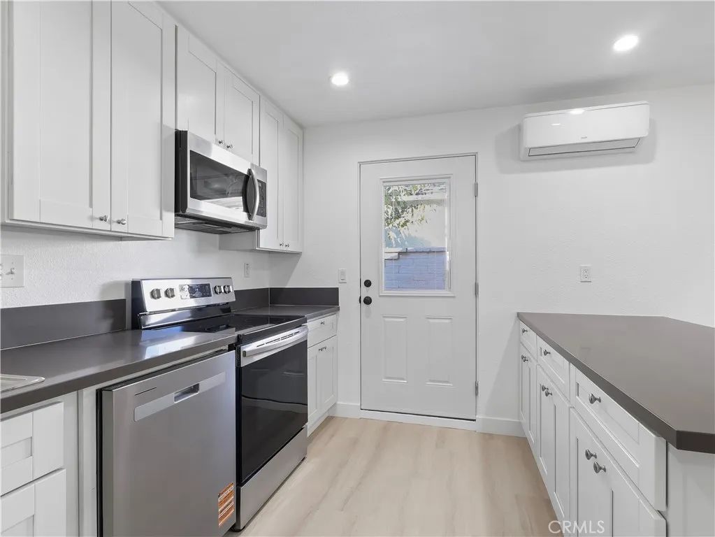 Northridge, California 91325, United States, 1 Bedroom Bedrooms, ,1 BathroomBathrooms,Residential,Active,253013