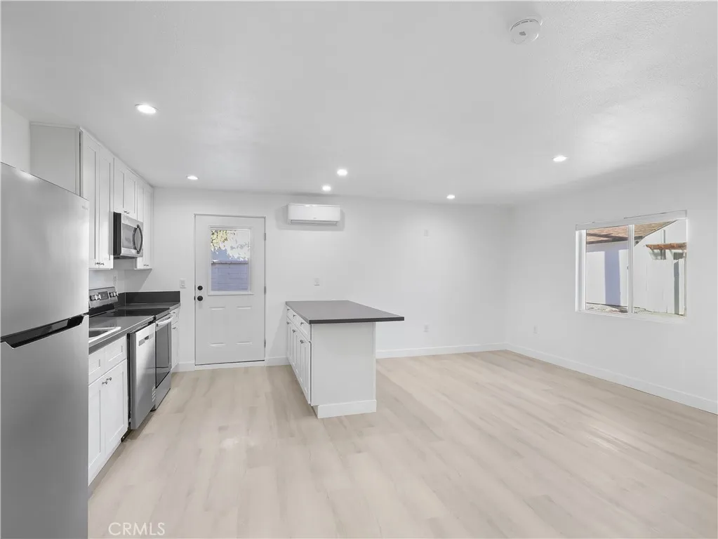 Northridge, California 91325, United States, 1 Bedroom Bedrooms, ,1 BathroomBathrooms,Residential,Active,253013