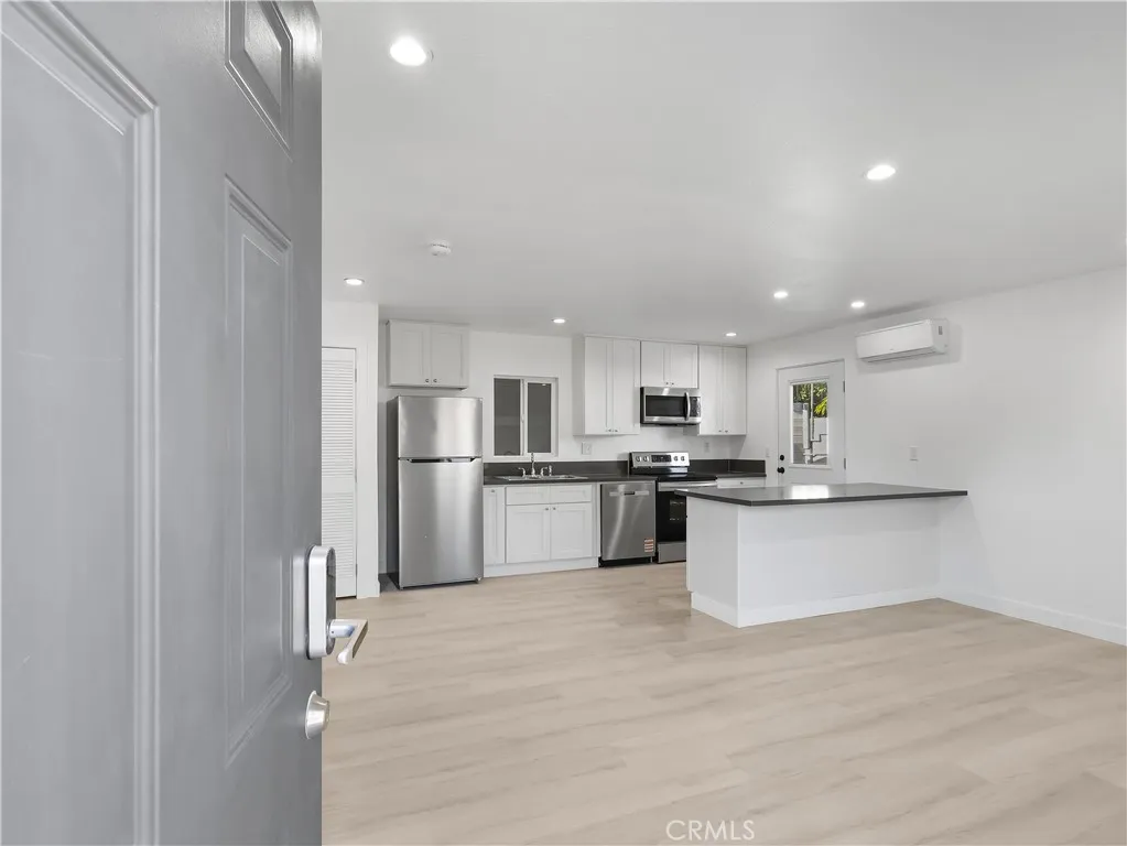 Northridge, California 91325, United States, 1 Bedroom Bedrooms, ,1 BathroomBathrooms,Residential,Active,253013