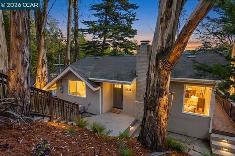 Photo of 5924 Balboa Dr, Oakland, CA 94611 (MLS # 41127690)