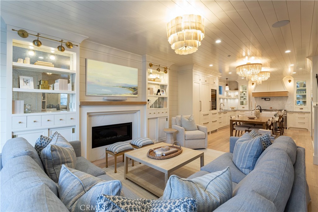 Corona del Mar North of PCH (CNHW) - Residential