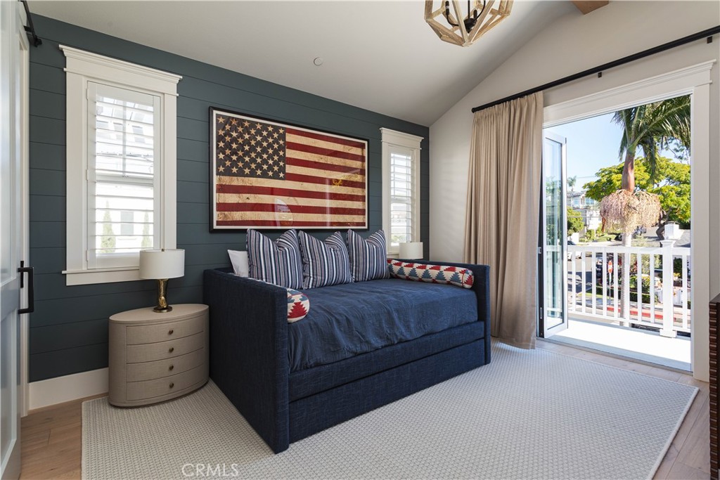 Corona del Mar North of PCH (CNHW) - Residential