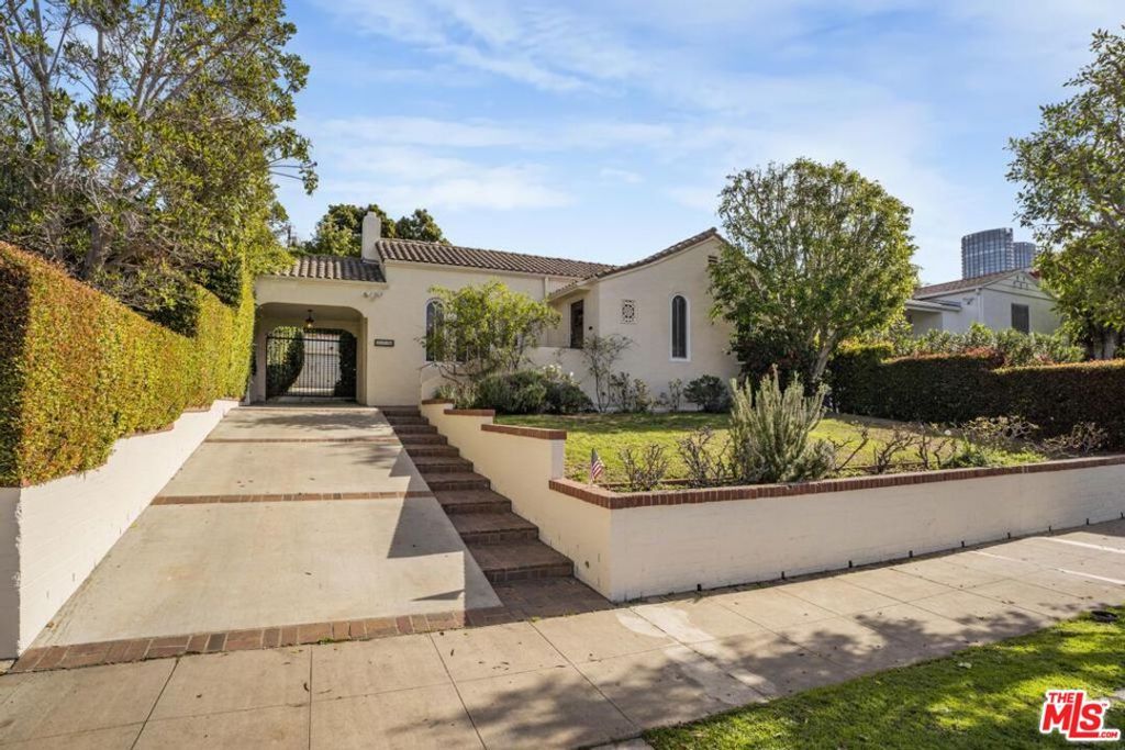 Photo of 1714 Warnall Avenue, Los Angeles, CA 90024 (MLS # 26650273)