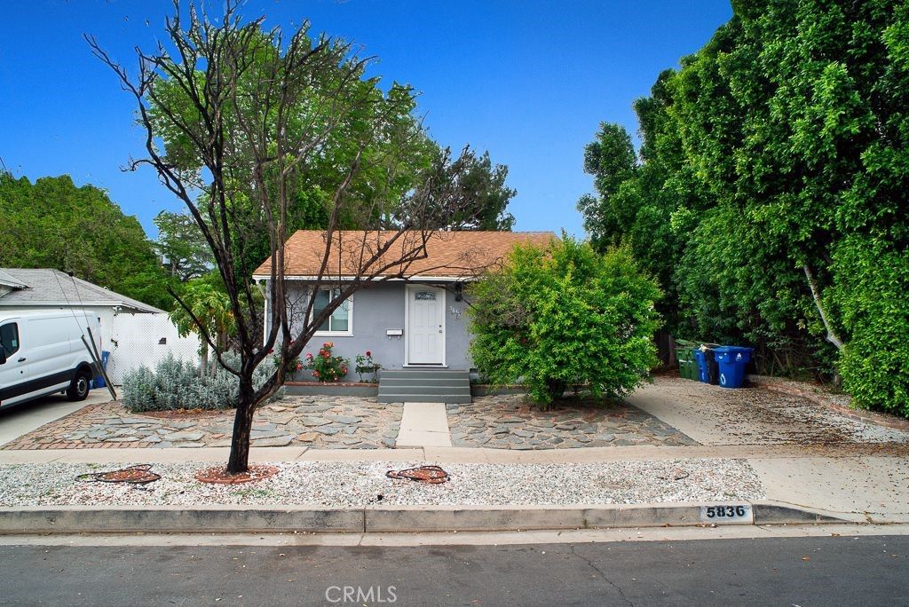 Photo of 5836 Encino Avenue, Encino, CA 91316 (MLS # SR26066808)