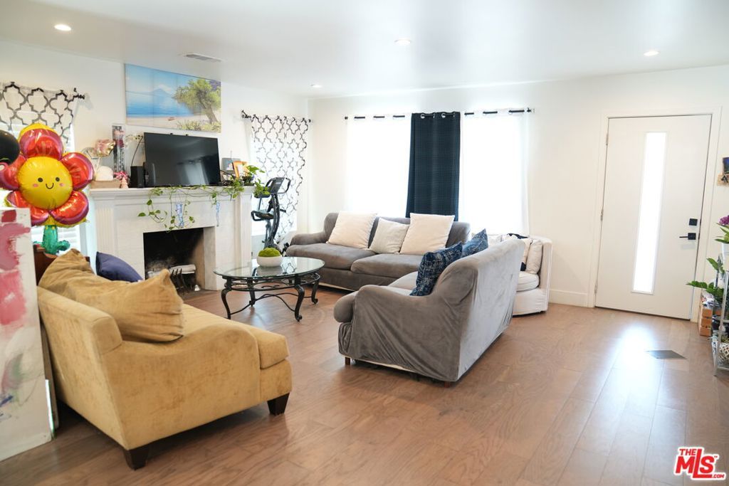 Photo of 5742 Chesley Avenue, Los Angeles, CA 90043 (MLS # 25573437)