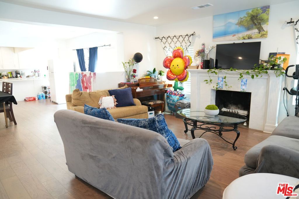 Photo of 5742 Chesley Avenue, Los Angeles, CA 90043 (MLS # 25573437)