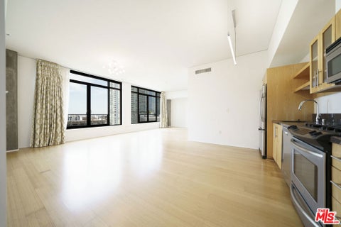 Photo of 1111 S Grand Avenue #819, Los Angeles, CA 90015 (MLS # 26993565)