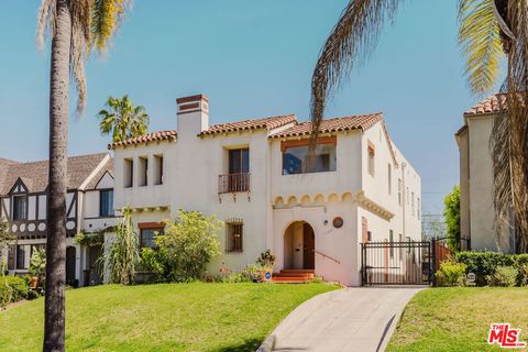 Photo of 1122 S Tremaine Avenue, Los Angeles, CA 90019 (MLS # 26669213)