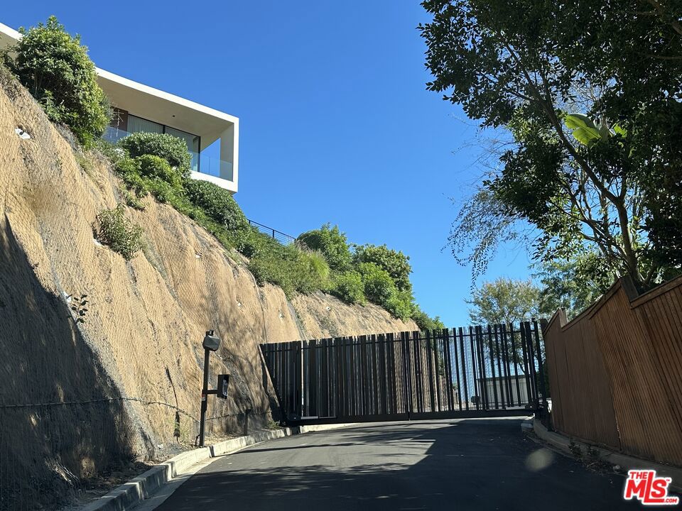 2424 Braircrest Road