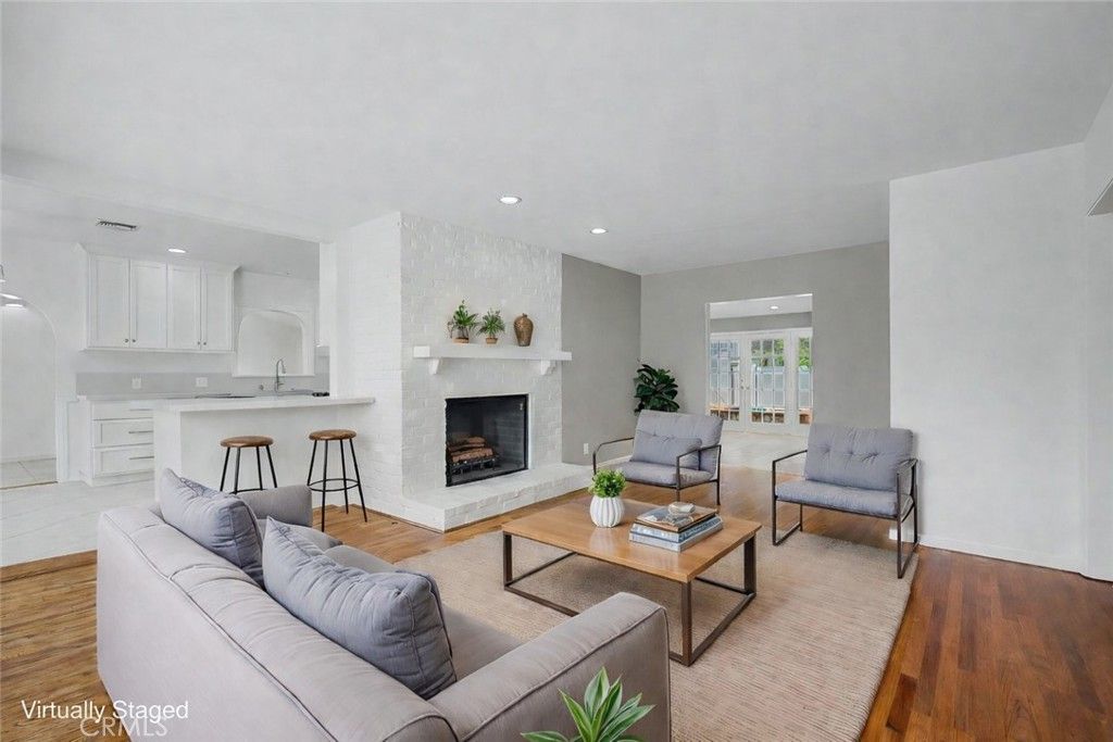 Photo of 5733 Oakdale Avenue, Woodland Hills, CA 91367 (MLS # SR26082461)